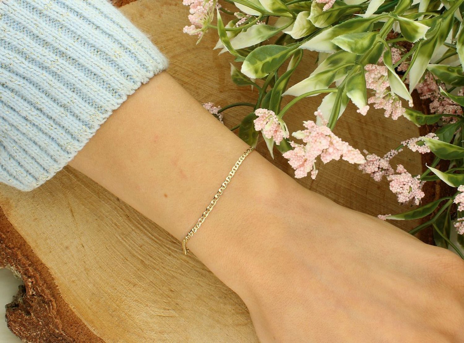 Złota bransoletka damska próby 585 o szerokości 2 mm i długości 19 cm. Klasyczna biżuteria z zapięciem na karabińczyk – elegancja na każdą okazję.1.jpg